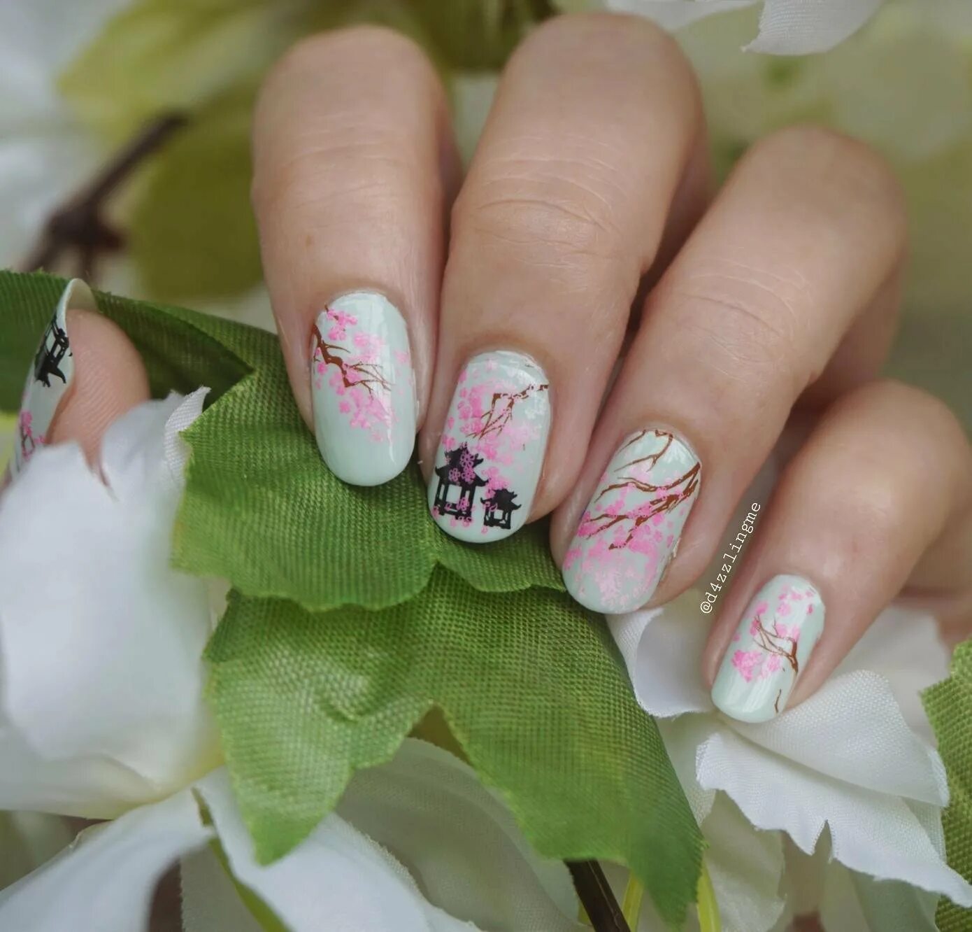 сакура нэилс. ветка сакуры на ногтях. сакура на ногтях. маникюр с веточкой сакуры. маникюр лепестки сакуры.