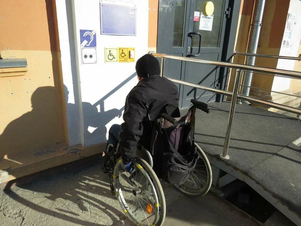 Доступно для инвалидов колясочников. Инвалид колясочник. Инвалиды не колясочники. Пандус на улице города для колясок.