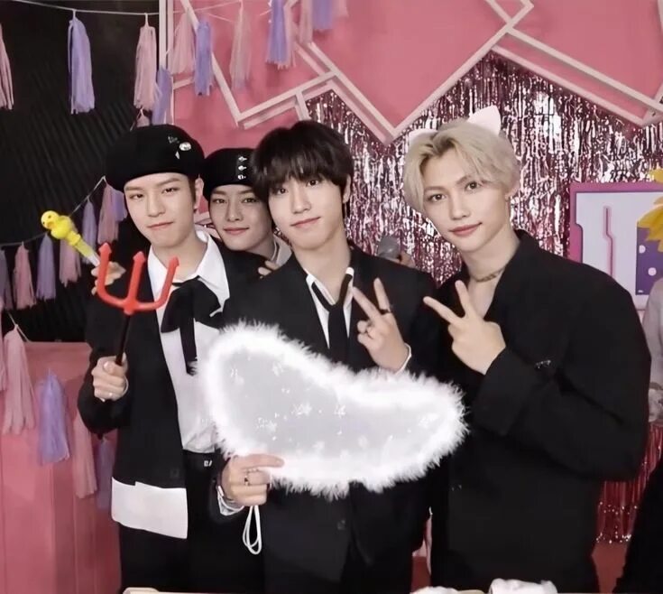 Makne on top stray. Maknae on top stray kids. Стрей кидс макне он топ. Maknae on top stray. Стрей кидс макне он топ.