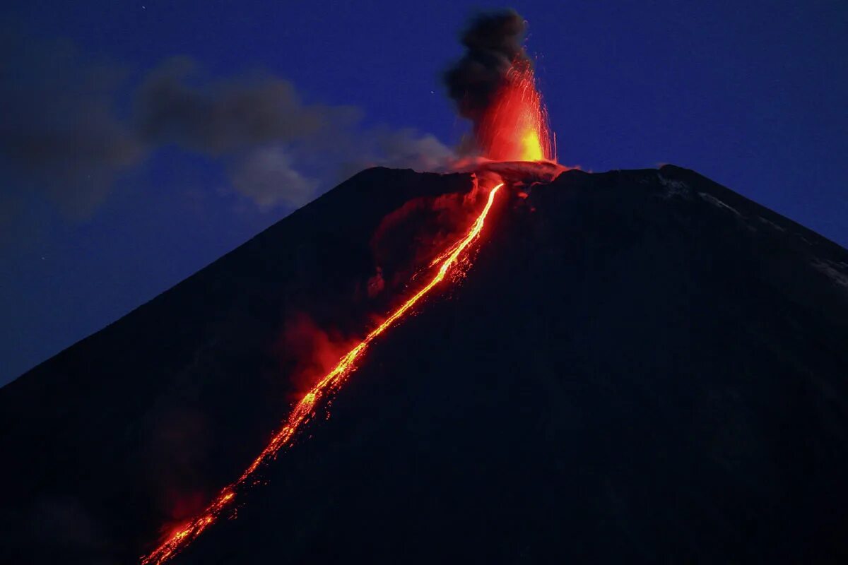 Вулкан суфриер извержение. Вулкан ю. Эквадор вулкан. Вулкан карымский извержение. Вулкан ю.