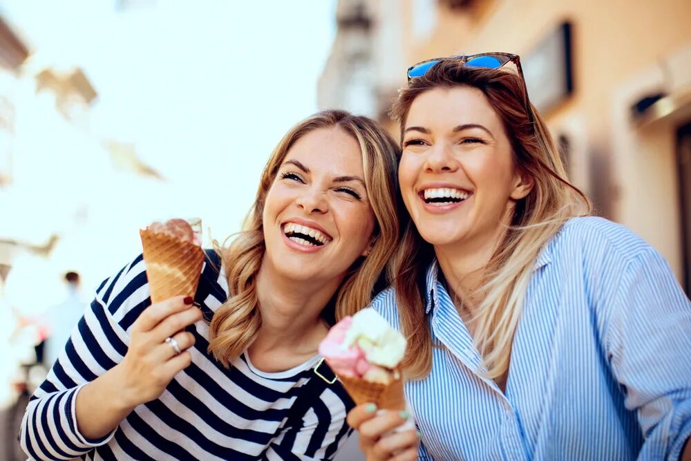 Ice cream friend. Идёт с мороженым. Дети с мороженым. Мороженое. Ice cream friend.