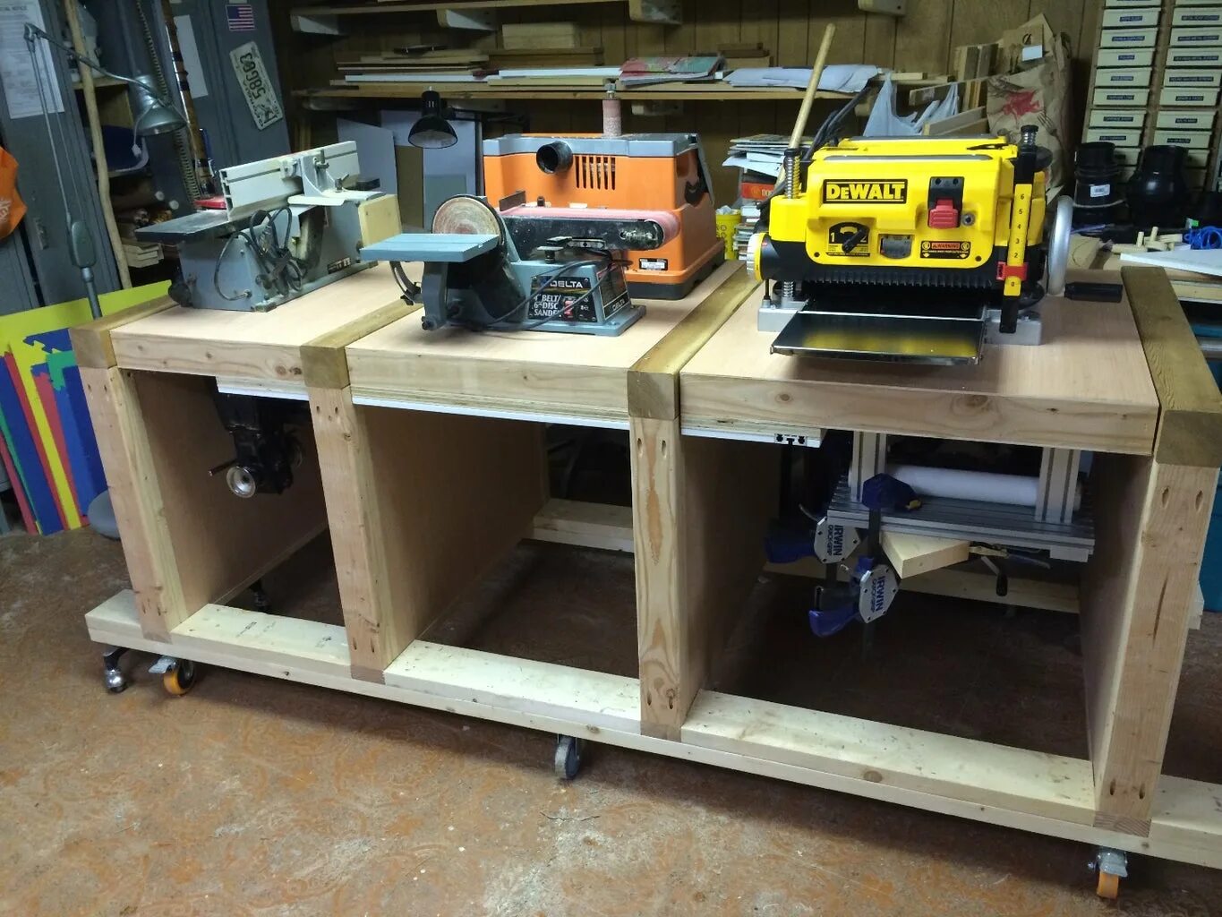 Home made shop. Tool Bench верстак. Верстак для рейсмусового станка ДЕВОЛТ. Инструмент DEWALT верстак слесарный. Стол для циркулярной пилы DEWALT 7485.