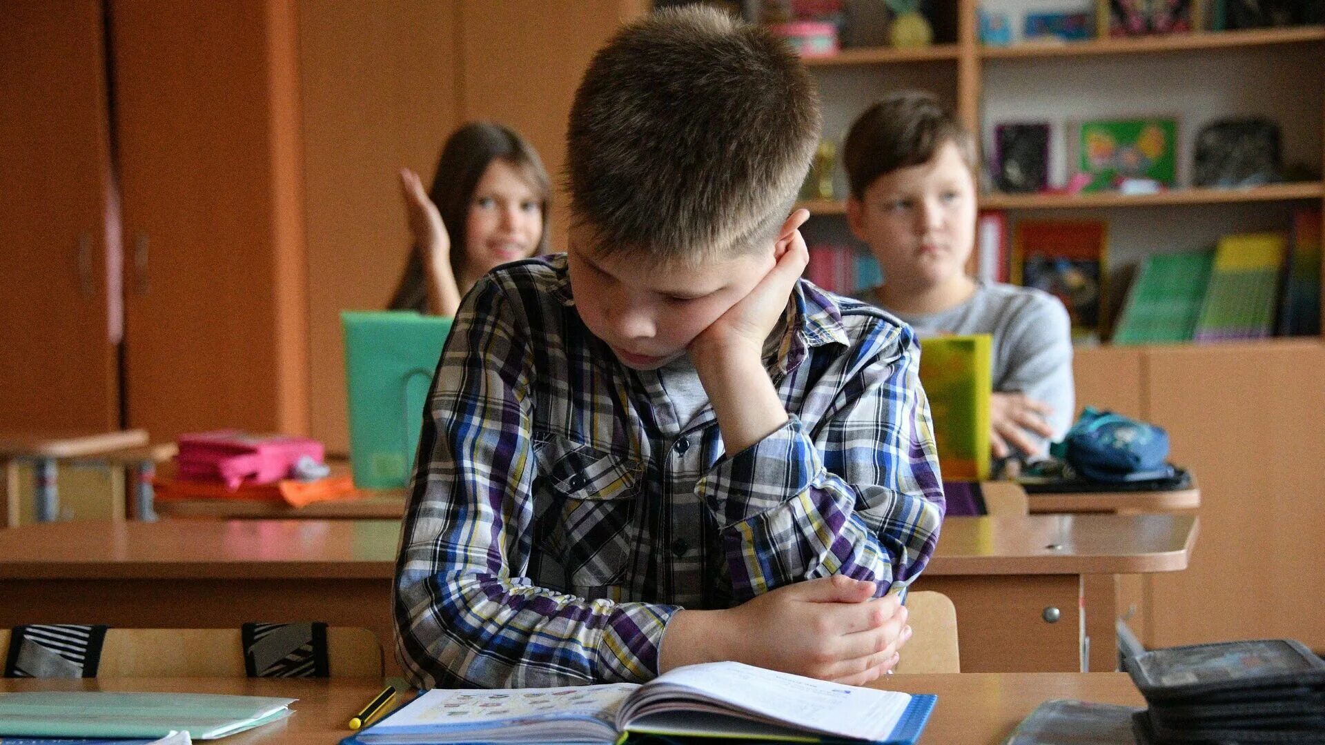 Ученик срывает урок. Школьники. Школа в Беларуси. Мальчик в школе. Белоруссия образование школа.