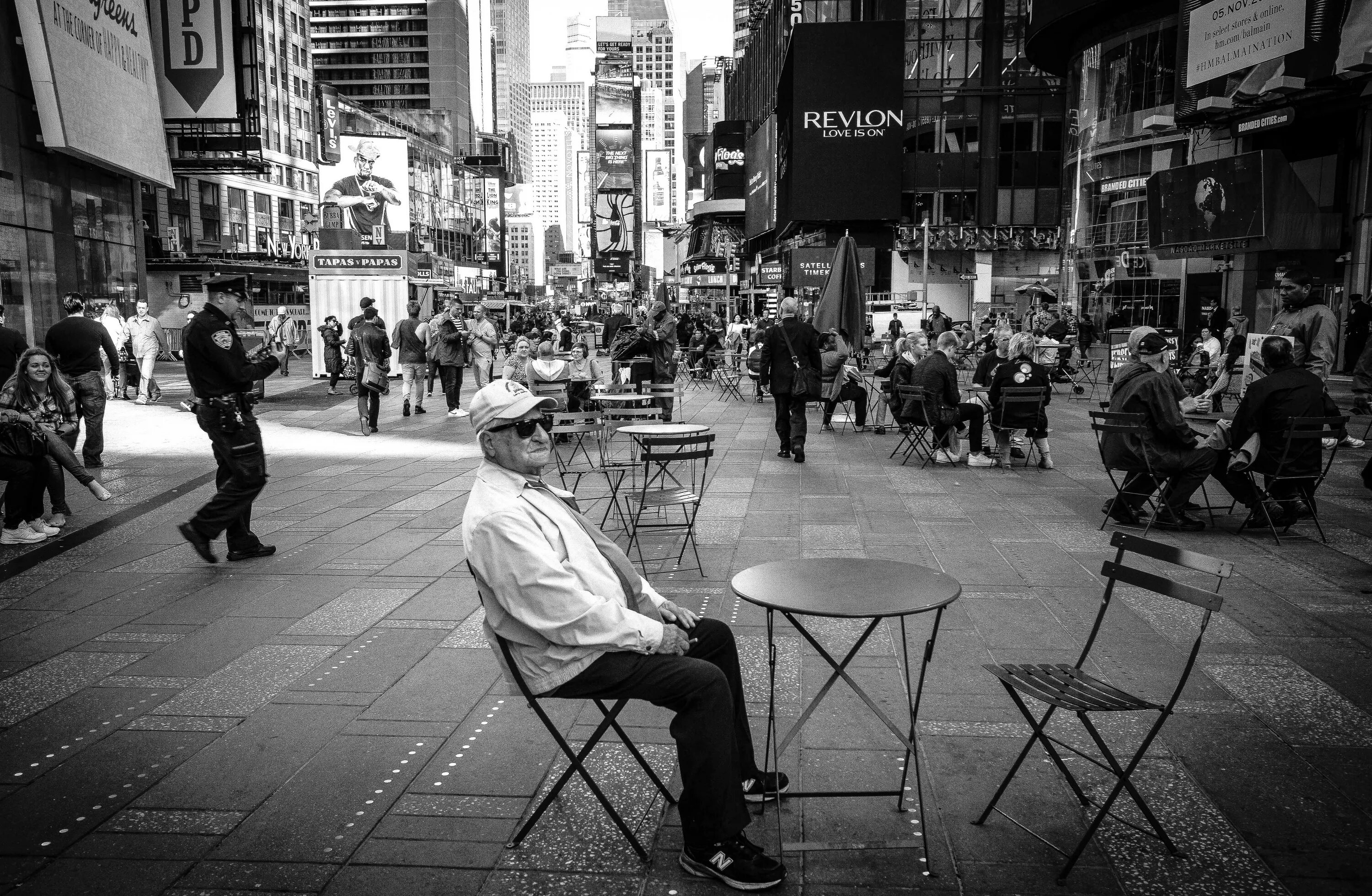 Тень машины. Стрит фотография. Улицы нью йорка чб. Пешеход. Black white public.