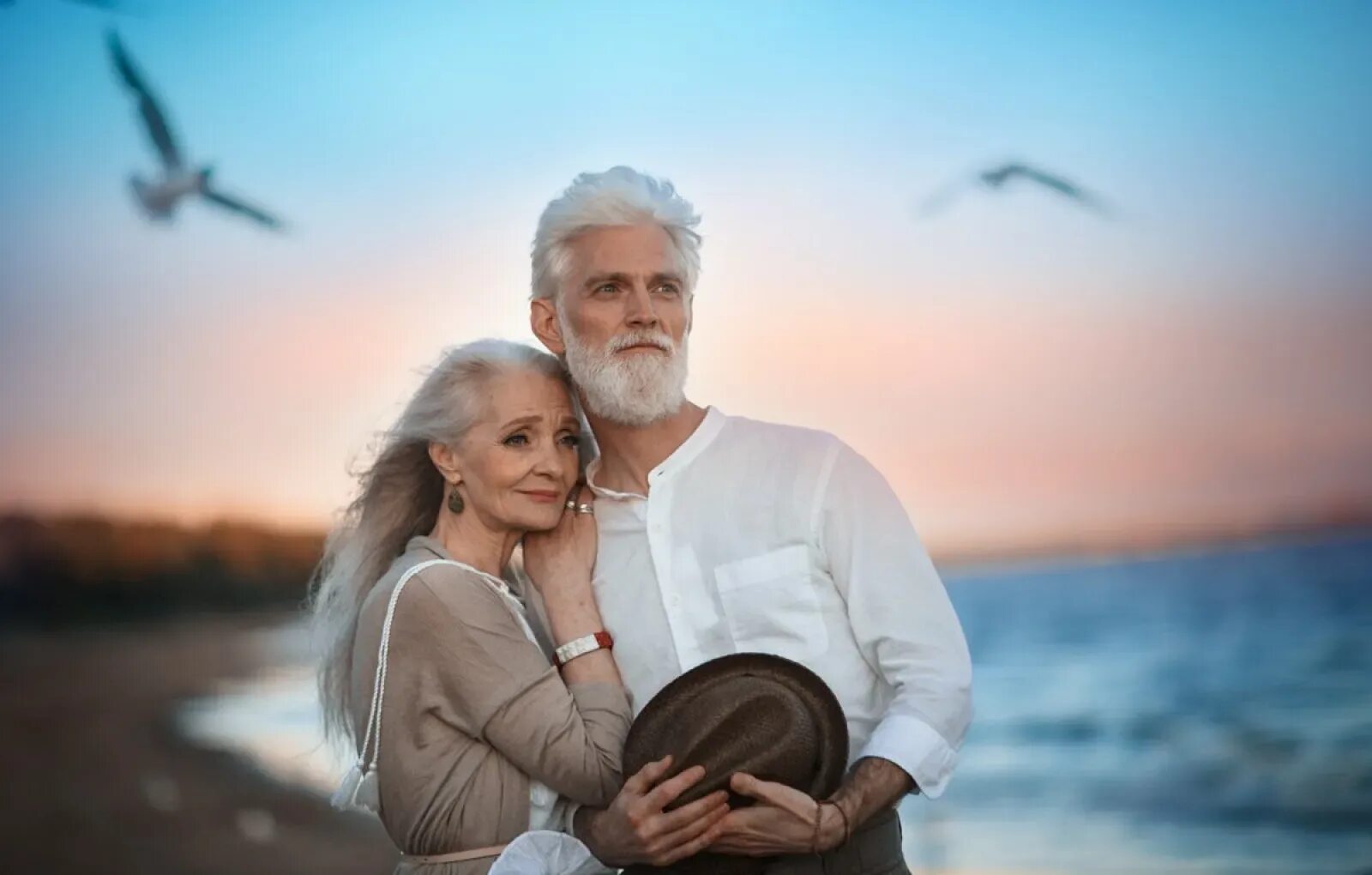 Пожилые люди. Старики любовь. Пожилые мужчина и женщина. Счастливые старики. Красивая пожилая женщина.