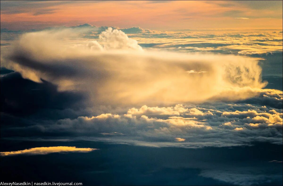 Текст облака наступают. Cloud Life.