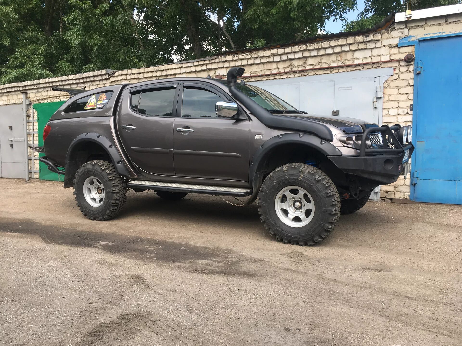 Шины l200 mitsubishi. Mitsubishi l200 на 33 колесах. Mitsubishi l200 шины. Колеса l200 Mitsubishi. Мицубиси l200 лифт.