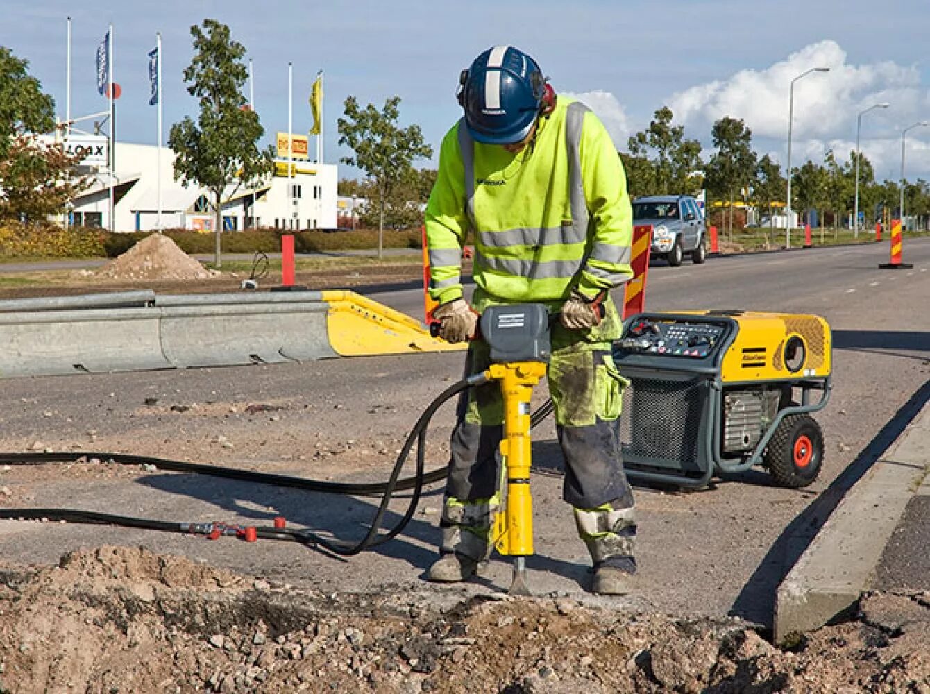 Работать отбойником. Гидравлический отбойный молоток Atlas Copco. Молоток отбойный гидравлический lh280 e.32x160. Аппарат который бурит асфальт атлас Копко. Atlas Copco LH 390.