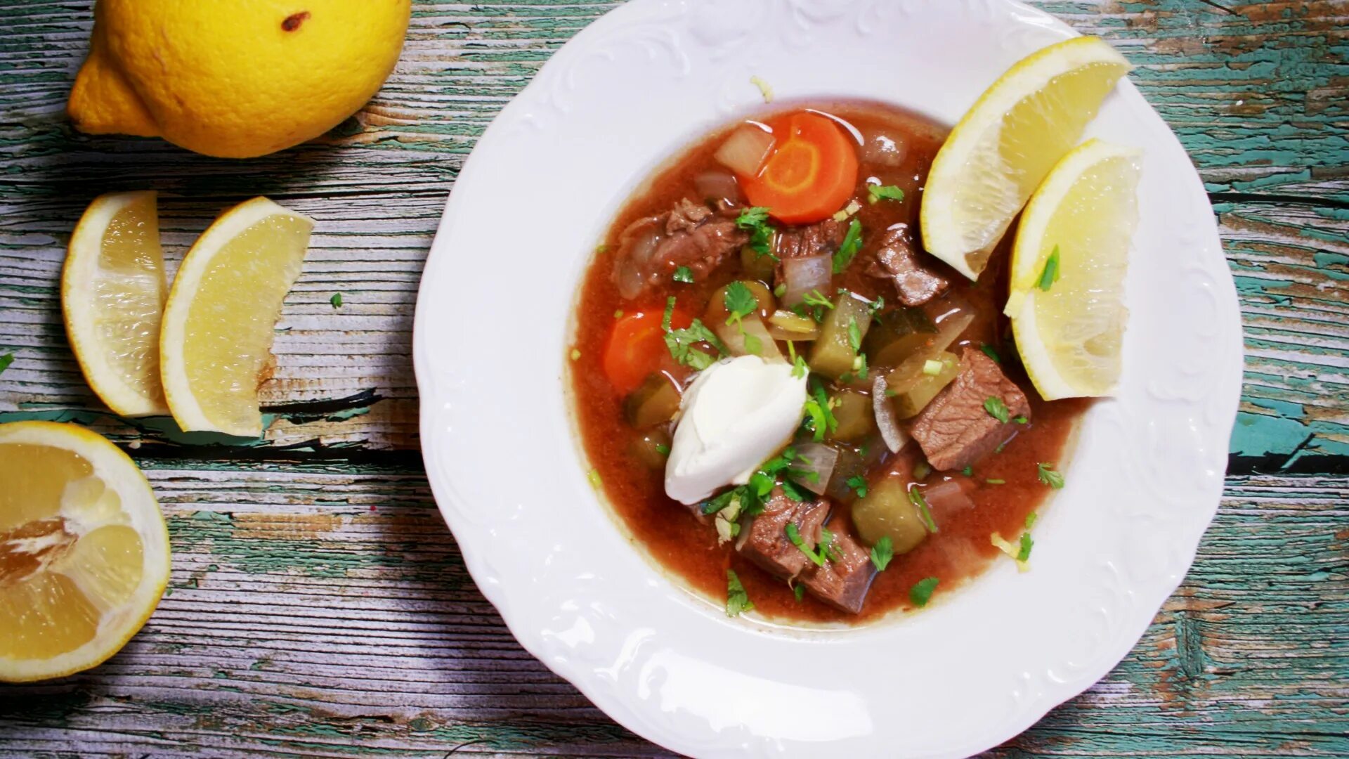 Солянка добавить рассол. Солянка мясная халяль. солянка сборная мясная. солянка ресторанная подача. подача солянки в ресторане.