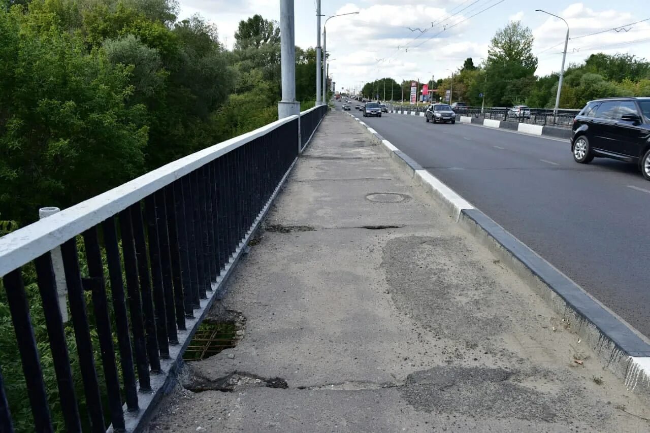 Ремонт моста в городе. Мост через Северский Донец в Белгороде. Мост на Волчанской Белгород. Ремонт моста. Капитальный мост.
