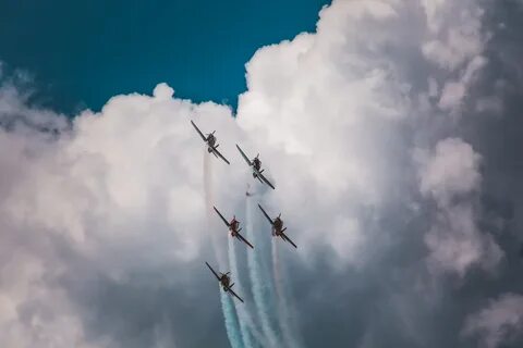 К чему снится самолет над головой