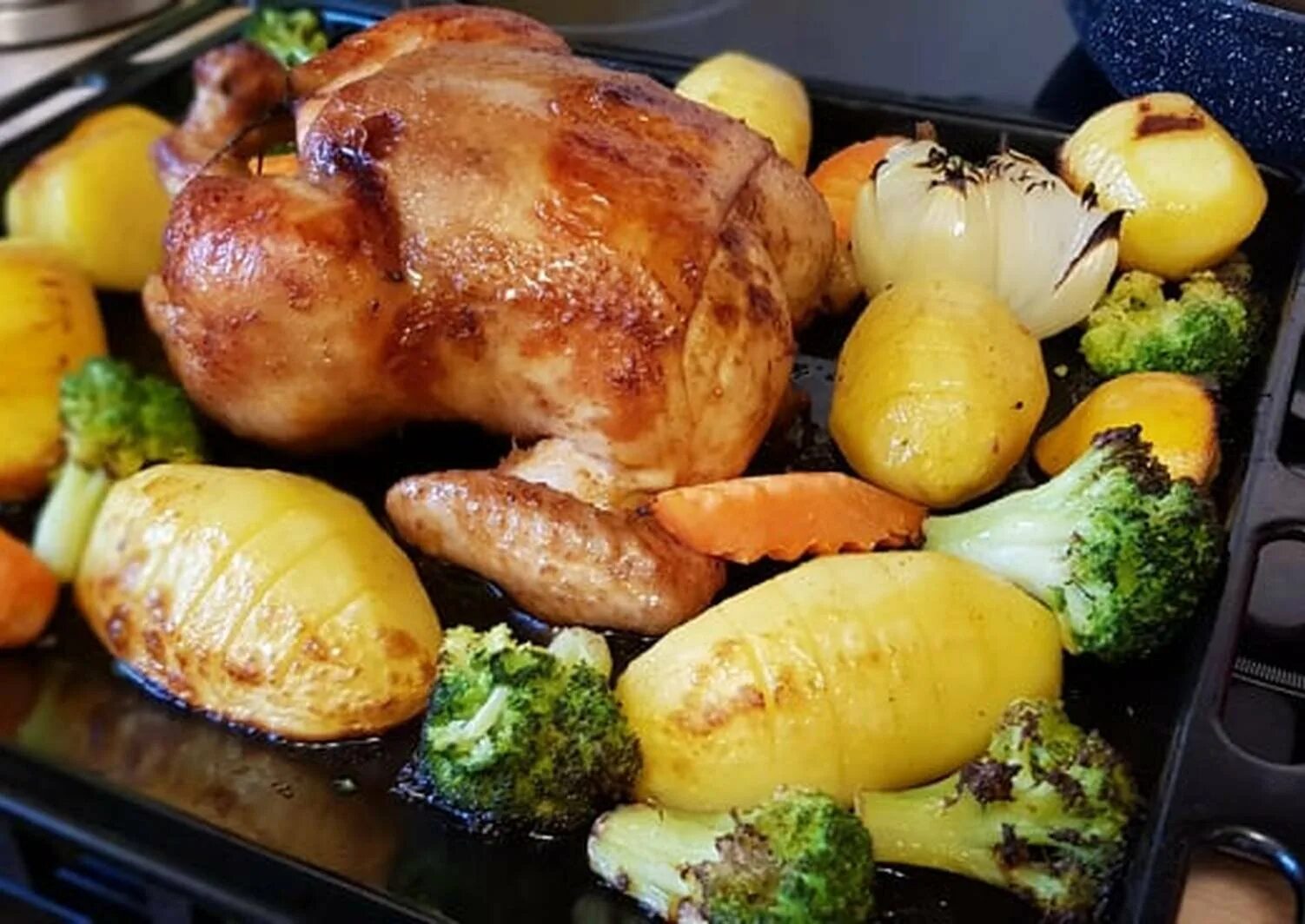 Курица с овощами в духовке. Курица запеченная с овощами в духовке. Курица в духовке целиком с овощами. Жареная курица с овощами.