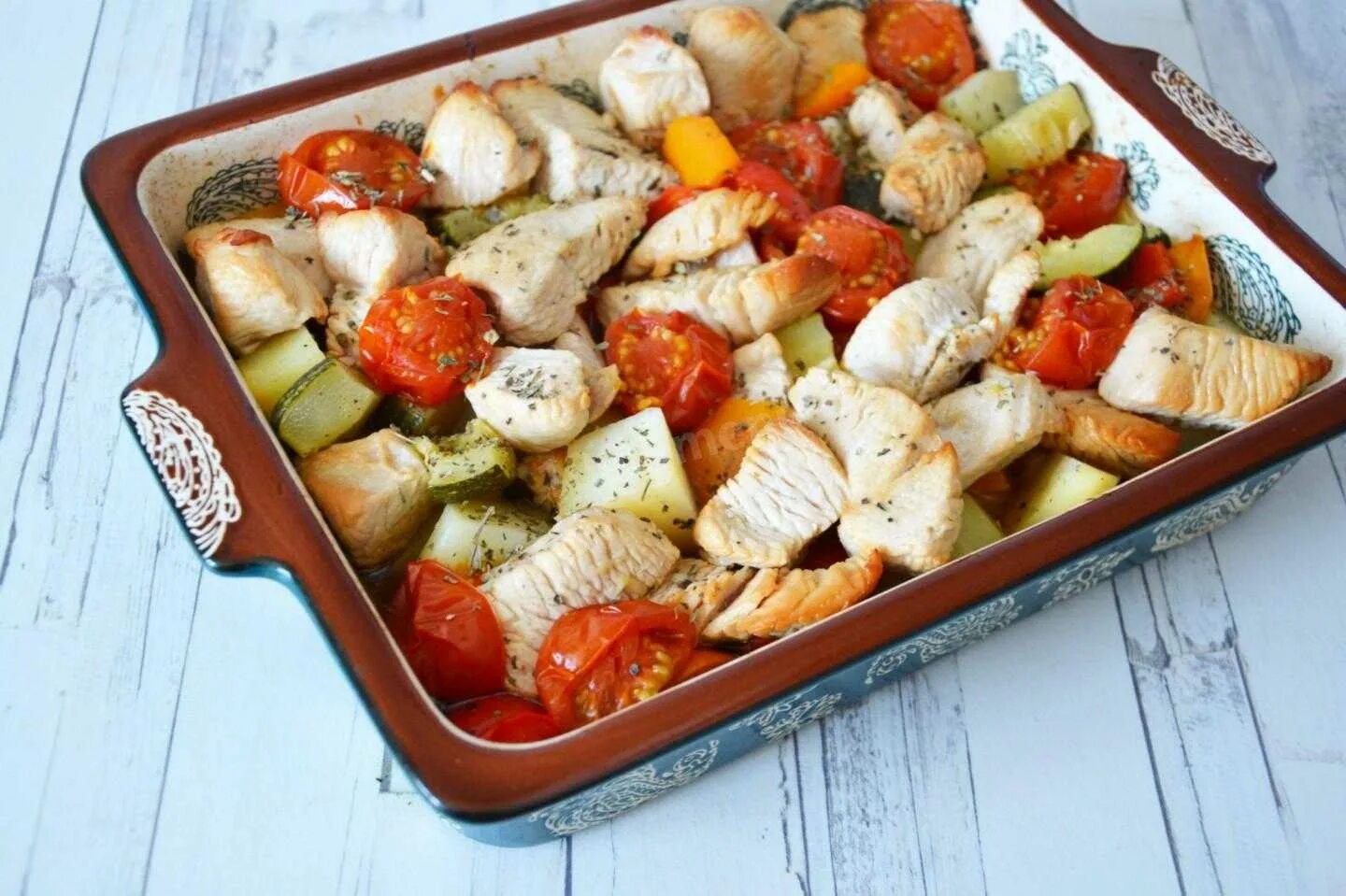 Заморозить запеченную в духовке курицу. Индейка с овощами в духовке. филе с овощами в духовке. индейка запеченная в духовке с овощами. куриное филе с овощами в духовке.