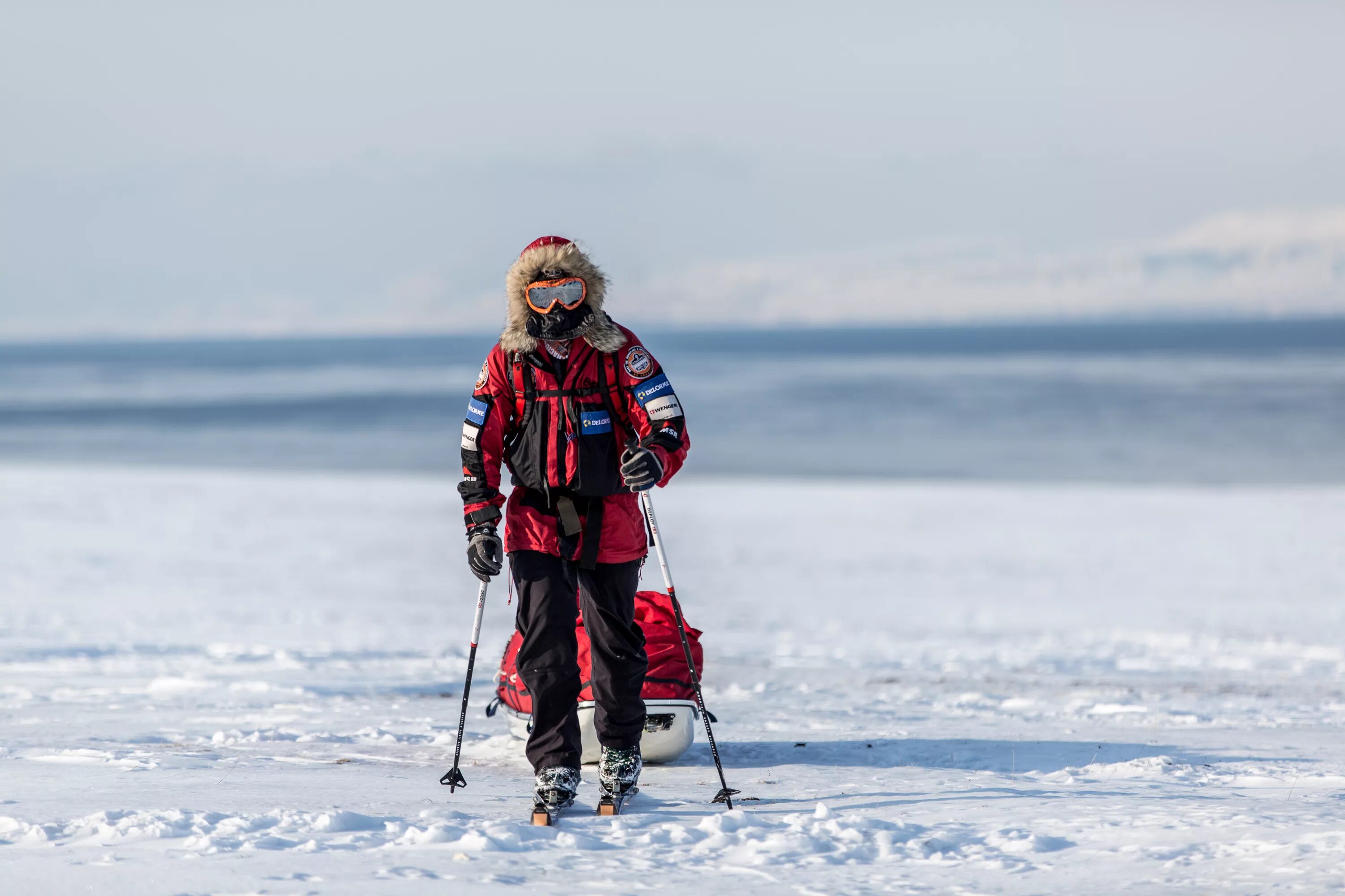 Северный полюс полярники. Лыжи Ларсен Арктик. Экспедиция на лыжах. Полярник на лыжах. Северный человек телефоны