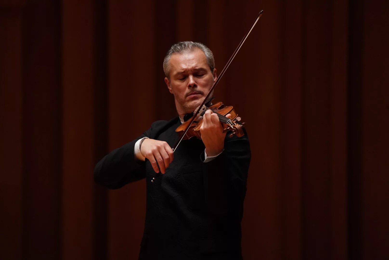 красавец джошуа белл. скрипача дону. олег пономарев скрипач. скрипач ростов на дону. игра на скрипке.