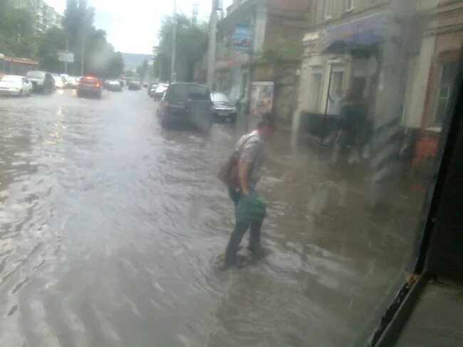 Город долгих дождей. Ливень в Саратове. Самый длинный дождь. Самый долгий дождь в России. Саратов сегодня 7 апреля потоп ы центре города.