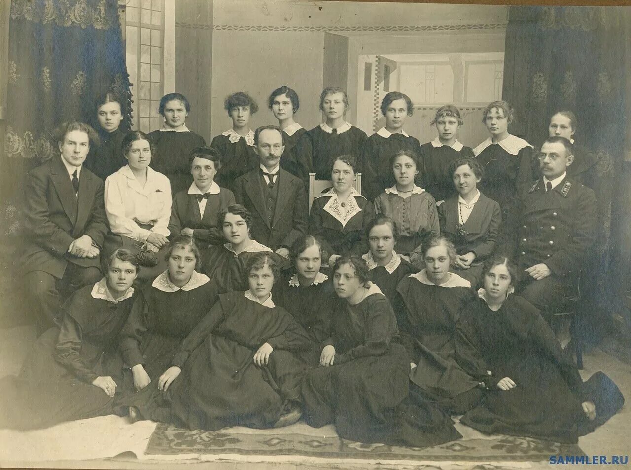 Мариинская гимназия 19 век. Институт благородных девиц иркутск. Гимназия будкевич барнаул. 4-я московская мужская гимназия. Первая московская гимназия 19 век гимназисты.