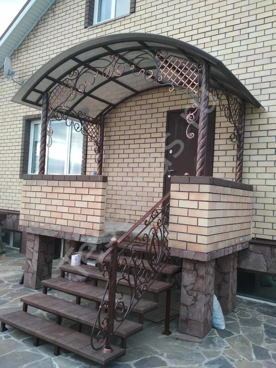 Кирпичный козырек. Козырек для крыльца. крыльцо в частном доме. крыльцо с навесом в частном доме. полукруглое крыльцо с навесом.