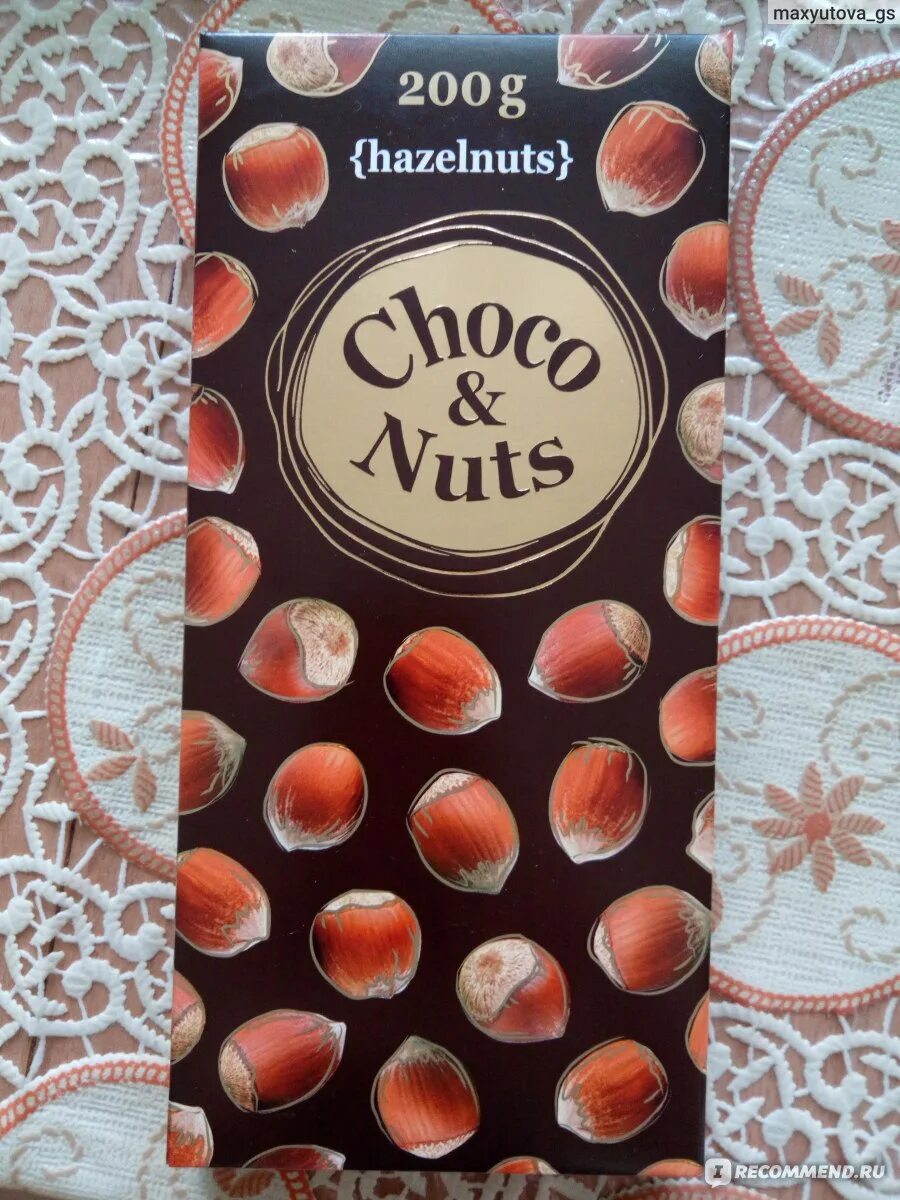 Choco nuts цена. Шоколад в Красном и белом с цельным фундуком. Шоколадка с фундуком красное белое. Шоколад красное белое с цельным орехом. Шоколад Nuts с цельным фундуком.