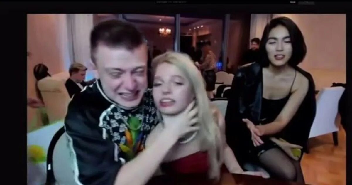 Нападение на девушку в метро. Алена ефремова мелстрой. Прямой эфир парень девушка. Mellstroy стрим. Стример стас reeflay.