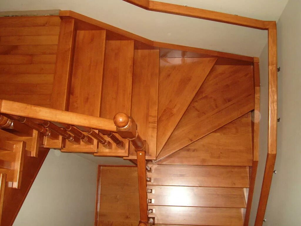 Деревянная лестница на второй с поворотом. Лестница с забежными ступенями на 90. Забежная лестница 180 градусов. Лестница с забежными ступенями на 180. Лестница с забежными ступенями на 180 на второй этаж.