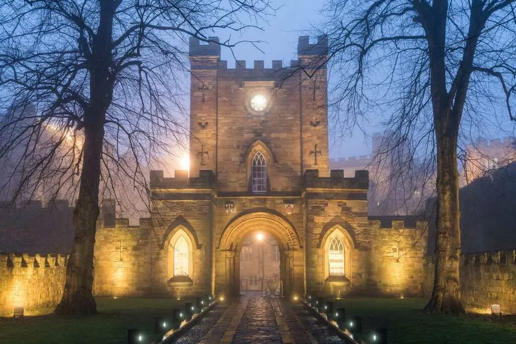 The university of durham. Даремский замок англия. дворец в дареме великобритания. даремский замок сторожевая башня. durham замок.