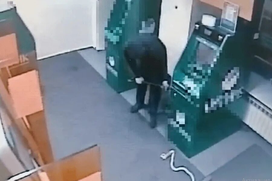 обокрал банкомат. хищения банкоматов. Atm банкомат. человек у банкомата. мошенничество с банкоматами.