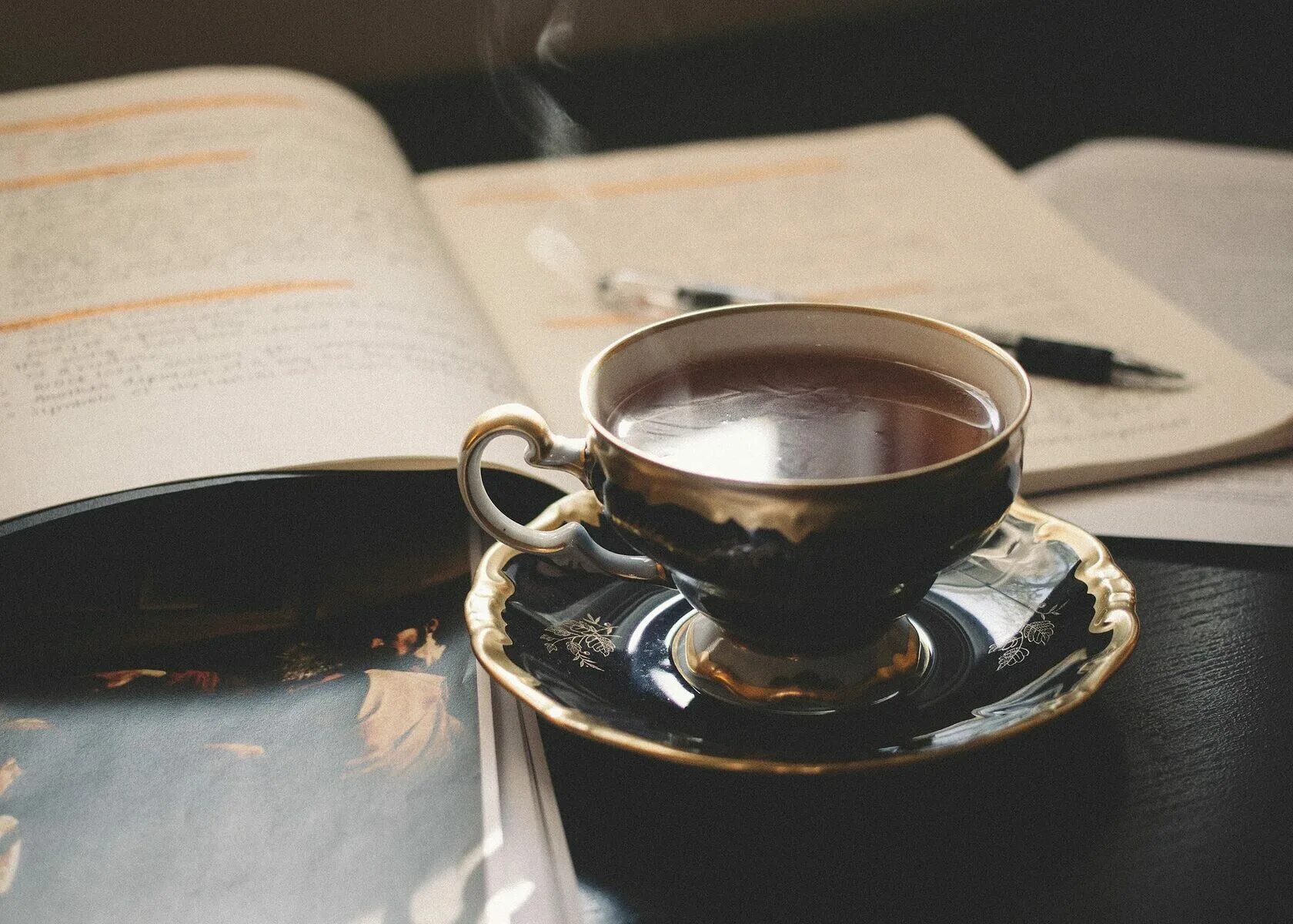 Тату книга чай. Книга "чай". Женщина с кофе и книгой. Книга пить кофе. Книга "чай".