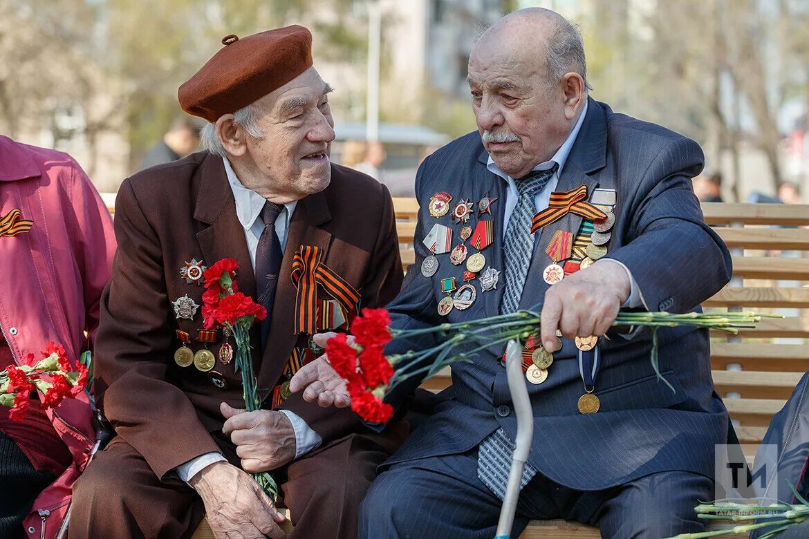 Добавка ветеранам. Ветераны Великой Отечественной войны. День Победы ветераны. Ветераны ВОВ 9 мая. С днем Победы.