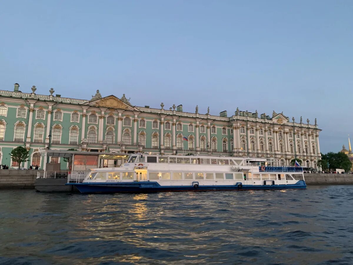 Питер в июне. Туристы в Санкт-Петербурге. Агентство внешнего транспорта Санкт-Петербурга. Петербург лидирует.