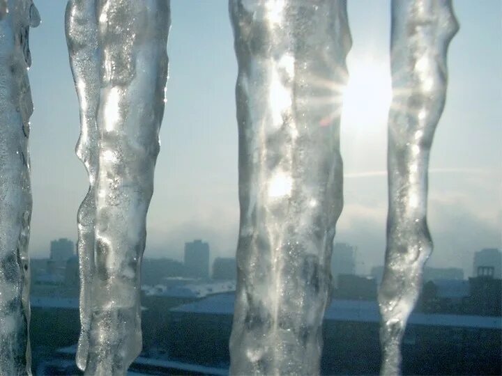 Сосульки 18. Необычные сосульки. Сосульки свисают. Сосульки на крышах домов. Сосульки для детей.
