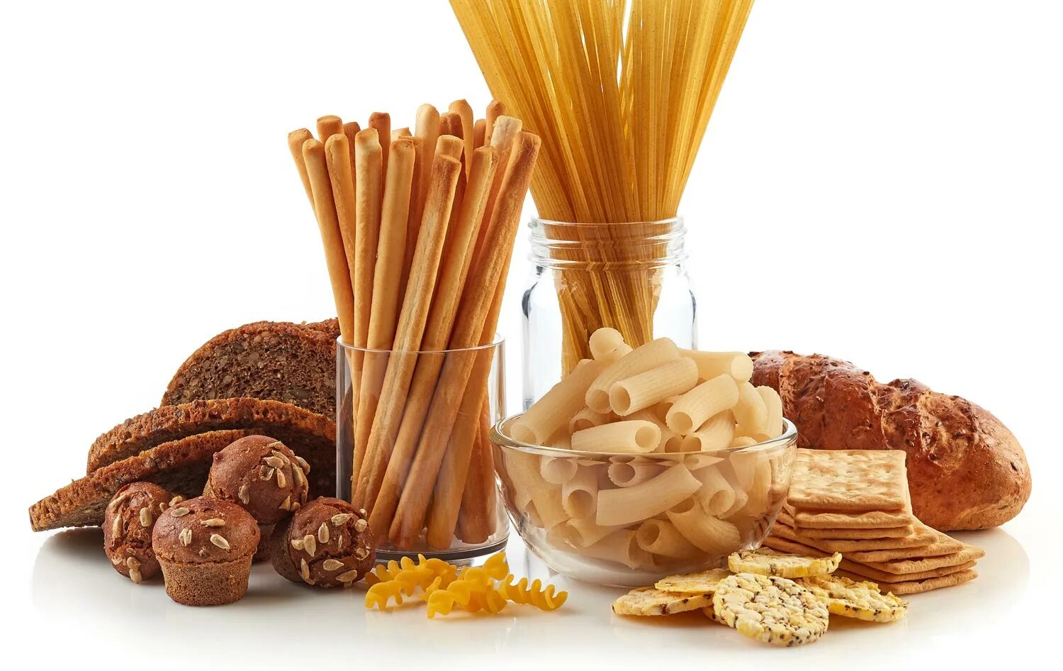 Сахар хлеб макароны. Зерна и крупы. Сахар хлеб макароны. Мучные изделия на белом фоне. Крупы и макаронные изделия.