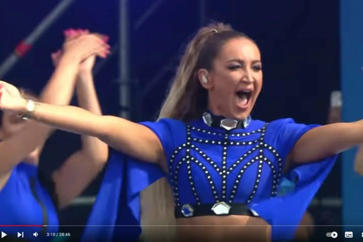Горячая бузова. Бузова на выпускном. Почему бузова спела в show must go on. Хиты бузовой. Песня бузовой попала.