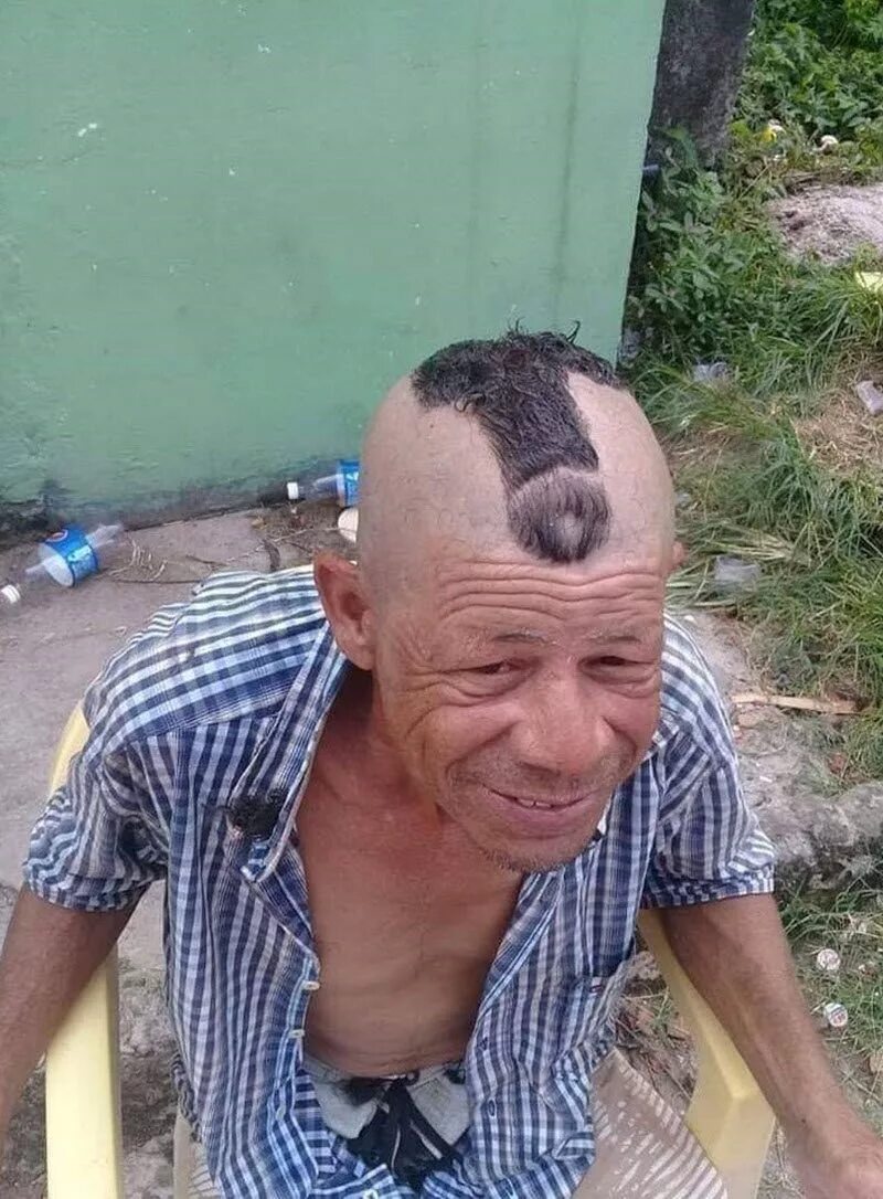 Лысый с пивом. Лысый гопник. Лысый алкаш. Павел васильевич про бомжей. Бомж росомаха.