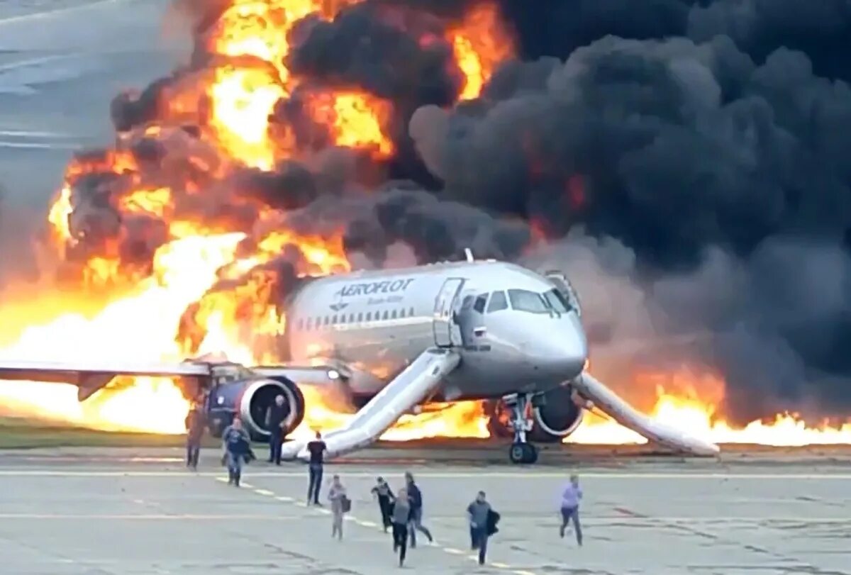 Шереметьево 5 май. Авиакатастрофа SSJ-100 В Шереметьево. Крушение Суперджет 100 в Шереметьево. Катастрофа SSJ 100 В Шереметьево. Суперджет 100 Шереметьево.