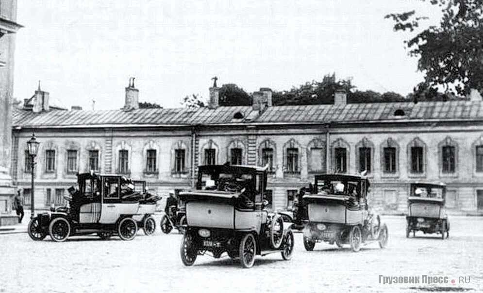 Первое такси 1910 петербург. Первые такси в санкт-петербурге. Питерское такси. Первое такси спб. Здание такси.