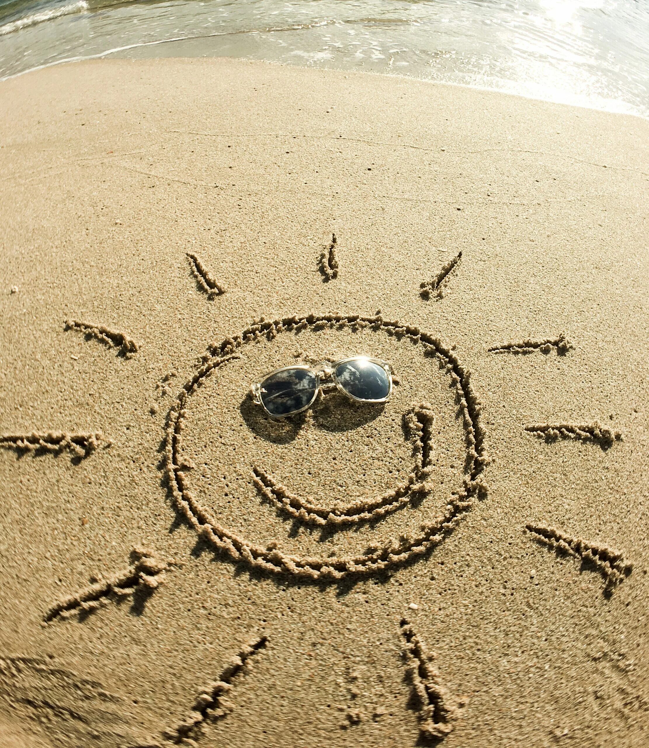 Новая жизнь жара песков. Надпись на песке. Солнце на песке. Надпись на песке на море. Очки на песке.