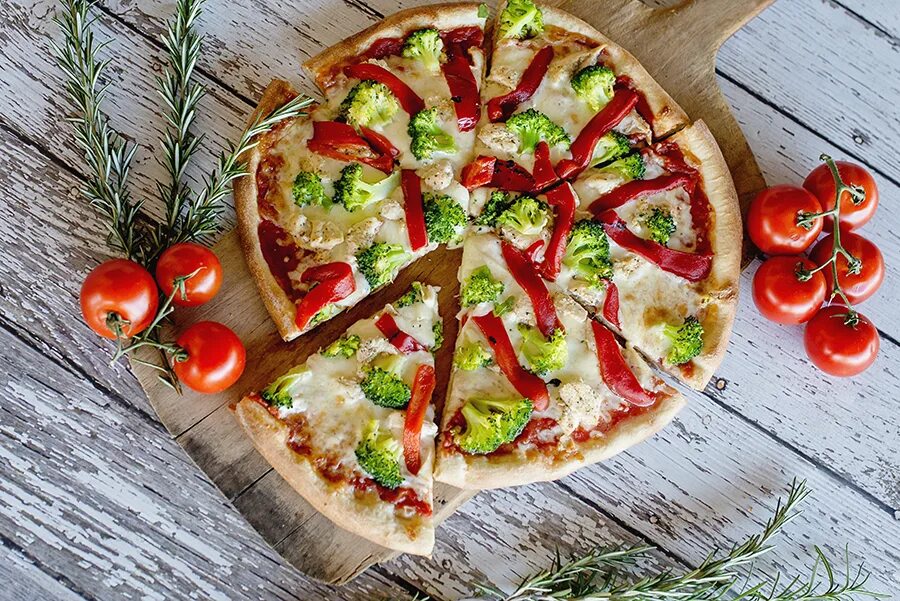 Пицца с беконом и яйцом. Пицца дворик. Пицца дворик. Пицца дворик. Тихий дворик пицца.