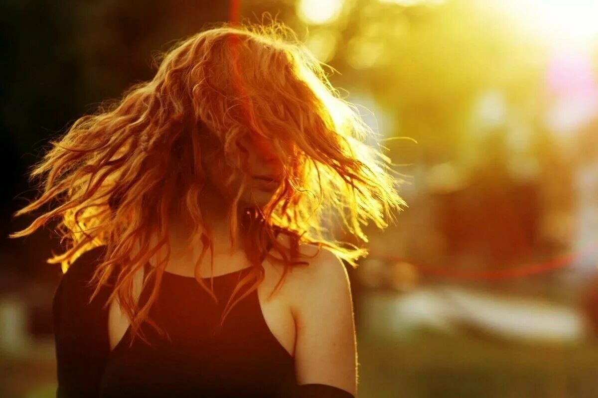 Солнце какое рыжее. Девушка с рыжими волосами сзади. Солнечная девочка. Рыжие девушки. Рыжие волосы на солнце.