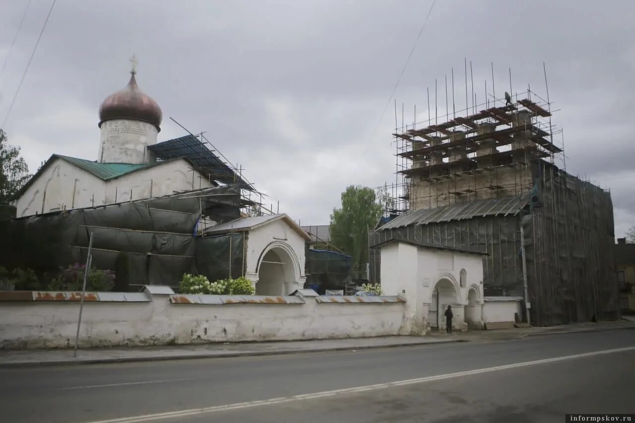 Псков реставрация. Церковь Козьмы и Дамиана с Примостья (Псков). Псков реставрация храма. Церковь Космы и Дамиана с Примостья Псков. Псков реставрация храма Косьмы и Дамиана.