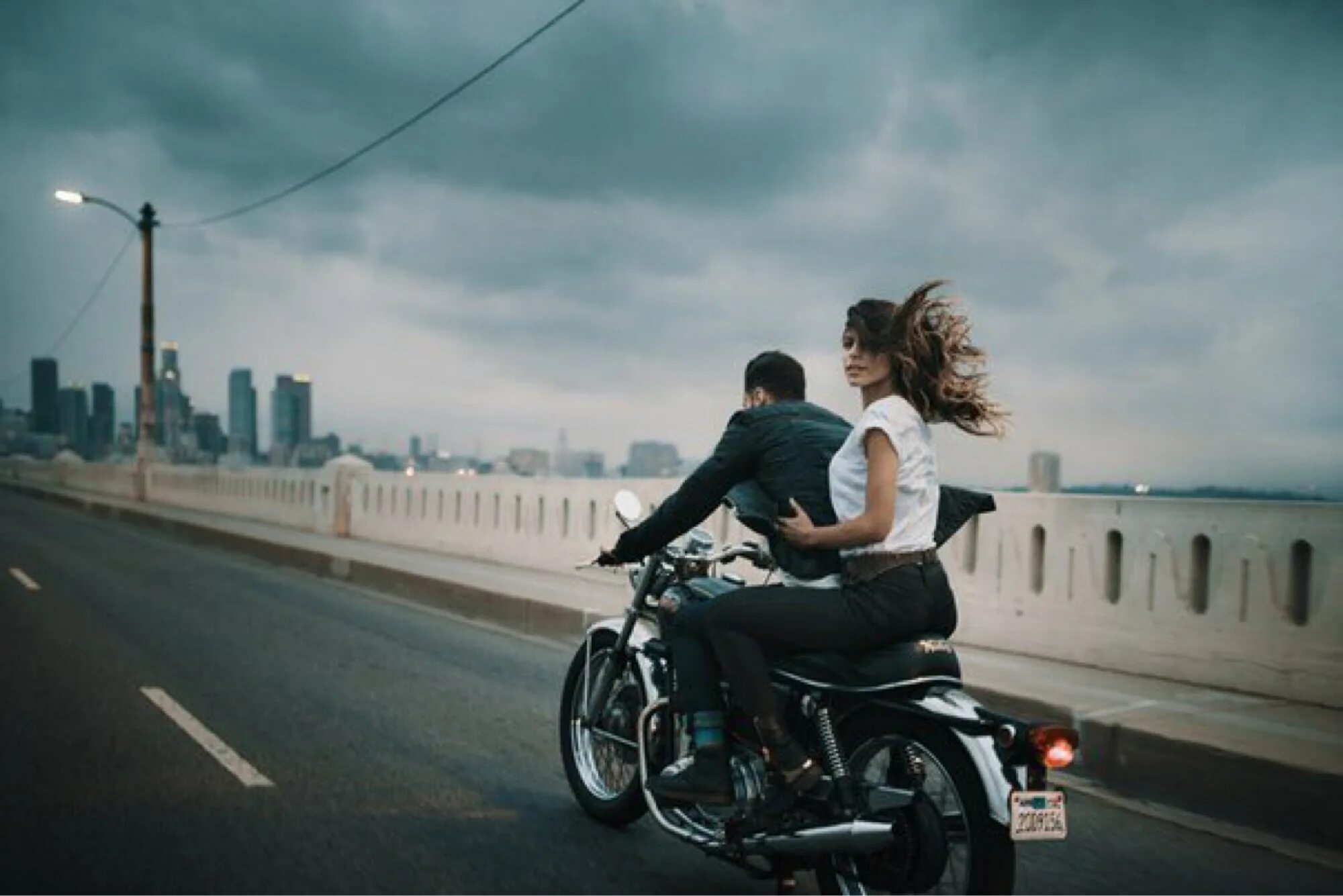 Песня еду к мужику а вас че. Парень с девушкой на мотоцикле. Девушка едет на мотоцикле. Фотосессия пары на мотоцикле. На мотоцикле вдвоем.