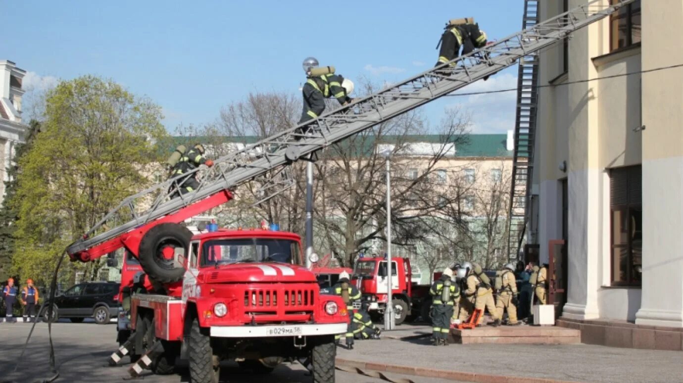 Подъем спуск по автолестнице разрешается. Автолестница пожарная ал-30 на пожаре. пожарный на автолестнице. тушение с автолестницы. тушение пожаров с автолестницы.