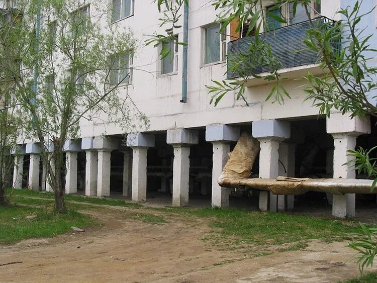 Фундамент на вечной мерзлоте. Якутск дом вечной мерзлоте. Многоквартирный дом на сваях. Здания в якутске на сваях. Сваи в якутии.