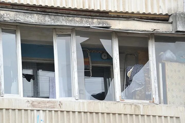 Поломан балкон. Старый балкон. Отвалился балкон. Разбитое стекло на двери балкона. Обвалился балкон.