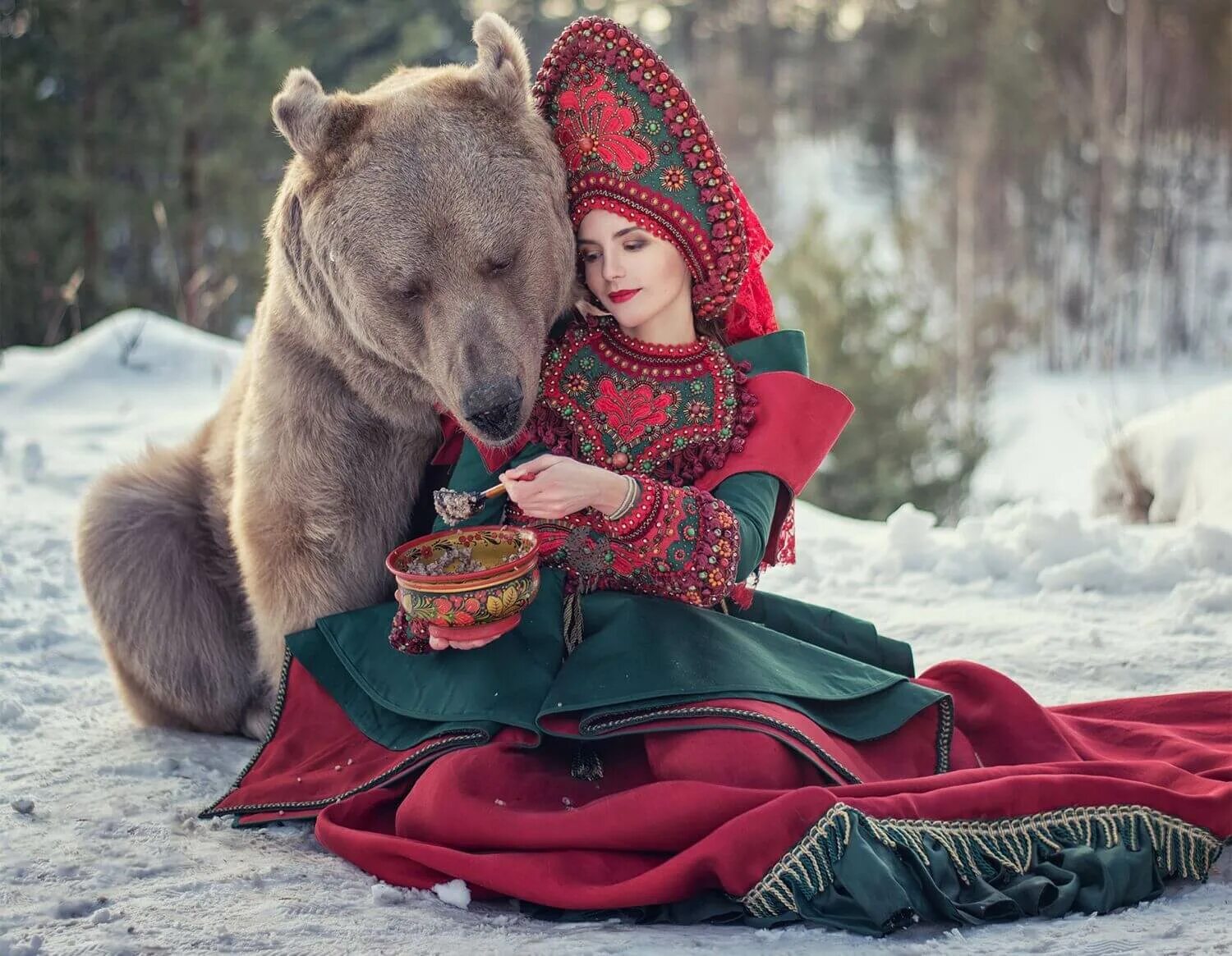 Русская красавица. Девушка и медведь. Маша и медведь масленица