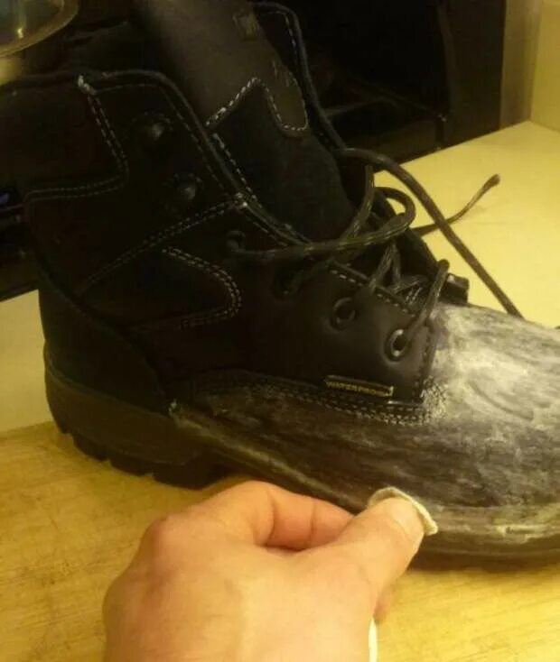 Обувь ремонте зимняя. Зимняя обувь. Ледоступы yaktrax walker (l). Обувь на столе. Непромокаемая обувь.