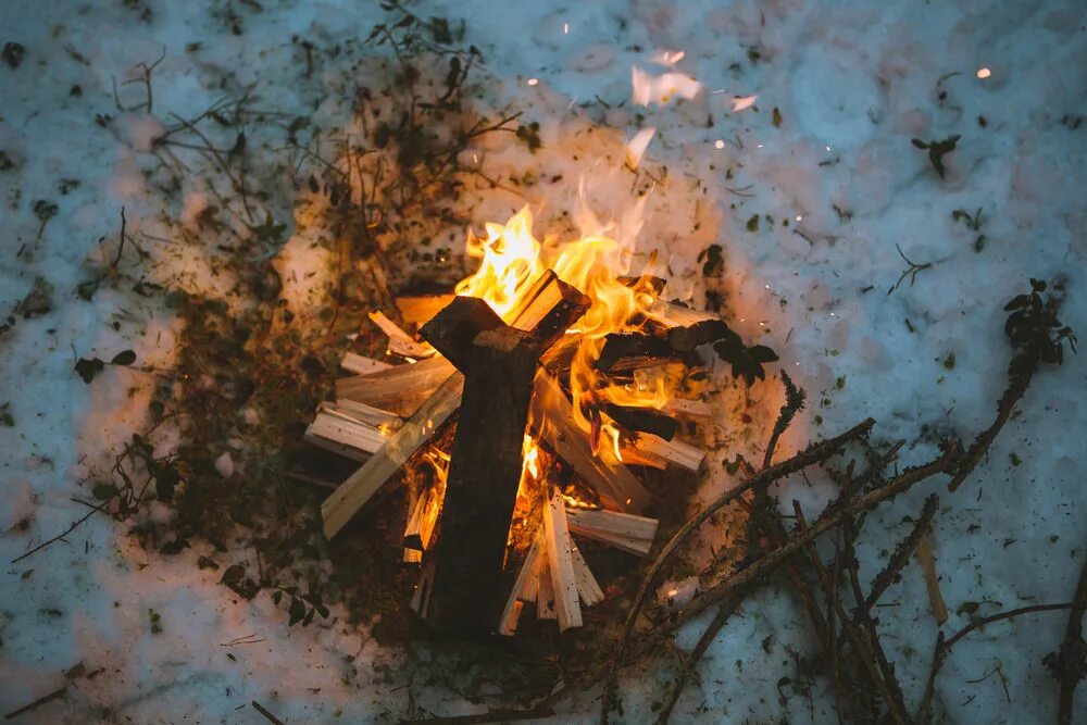 Костер на снегу. Сгоревшее полено. Огонь среди снега. Огонь на снегу. Сгорел подарок