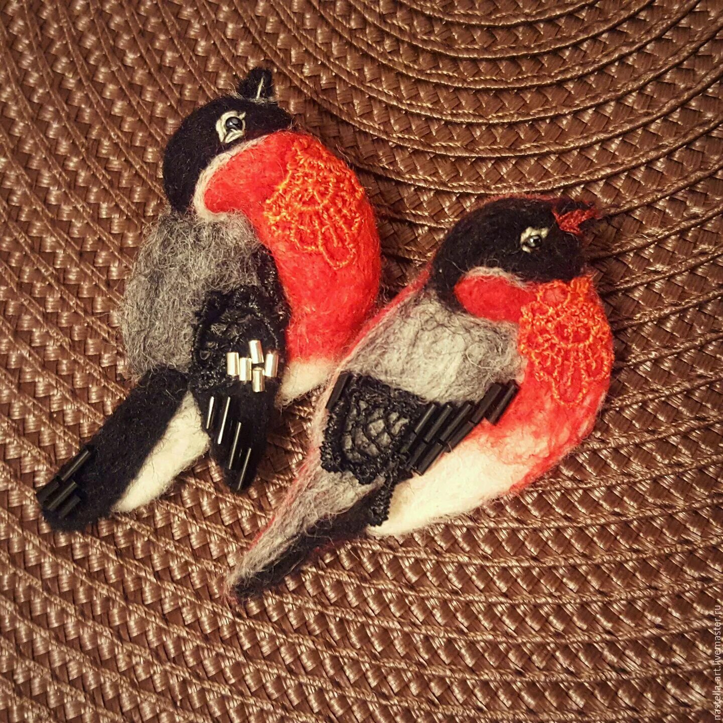 Снегирь из войлока. Сухое валяние снегирь. Фелтинг снегирь. Снегирь из шерсти. Снегирь из шерсти для валяния.