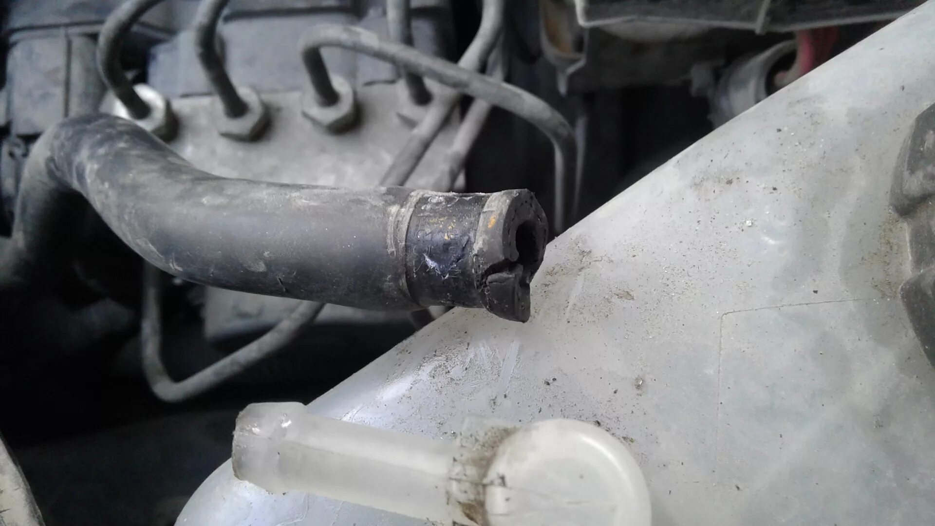 Фланец dodge caravan. Подтекают патрубки. Текут трубки антифриза альбеа. Лопнула трубка антифриза чем закрепить. Патрубок печки фабия.