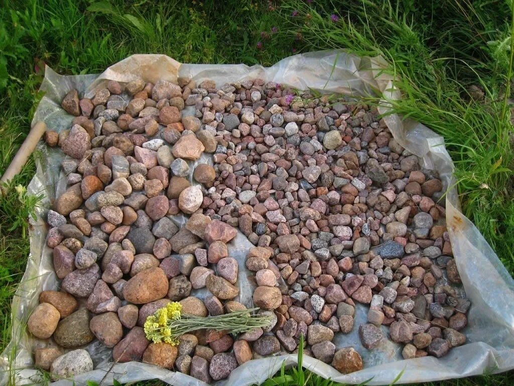 Щит для колодца. Квадратная плита из мелкой гальки. Устройство донного фильтра для колодца. Галька для колодца. Гравийный донный фильтр.
